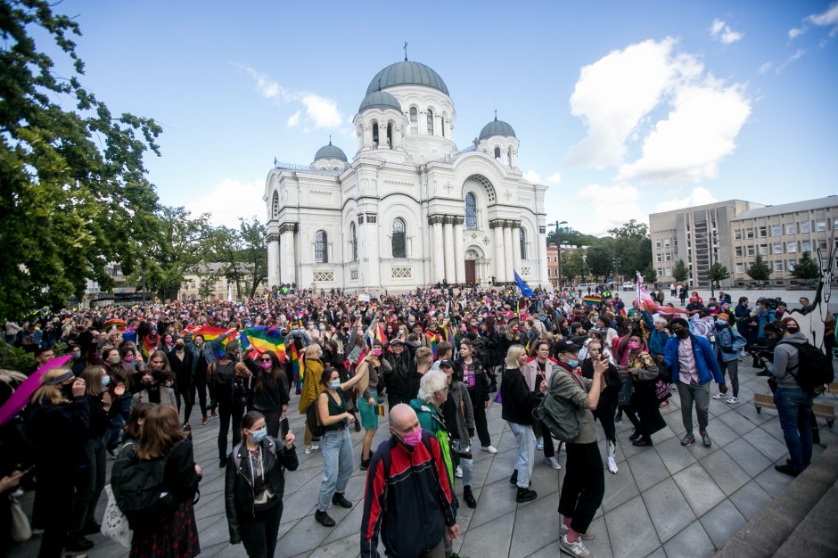 Į LGBT parado dalyvius skriejo ir žali kiaušiniai: kliuvo kavinės klientams