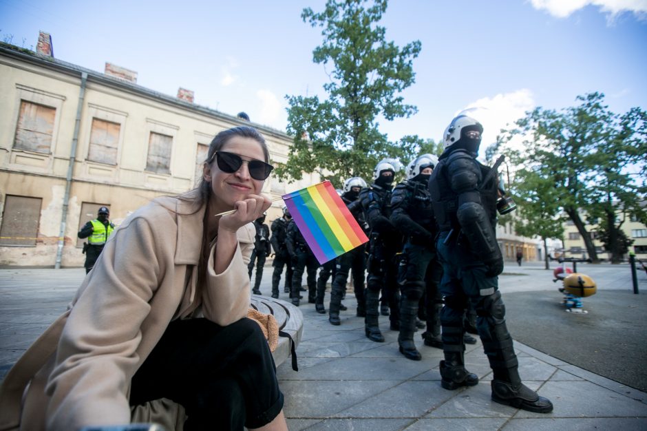 Į LGBT parado dalyvius skriejo ir žali kiaušiniai: kliuvo kavinės klientams