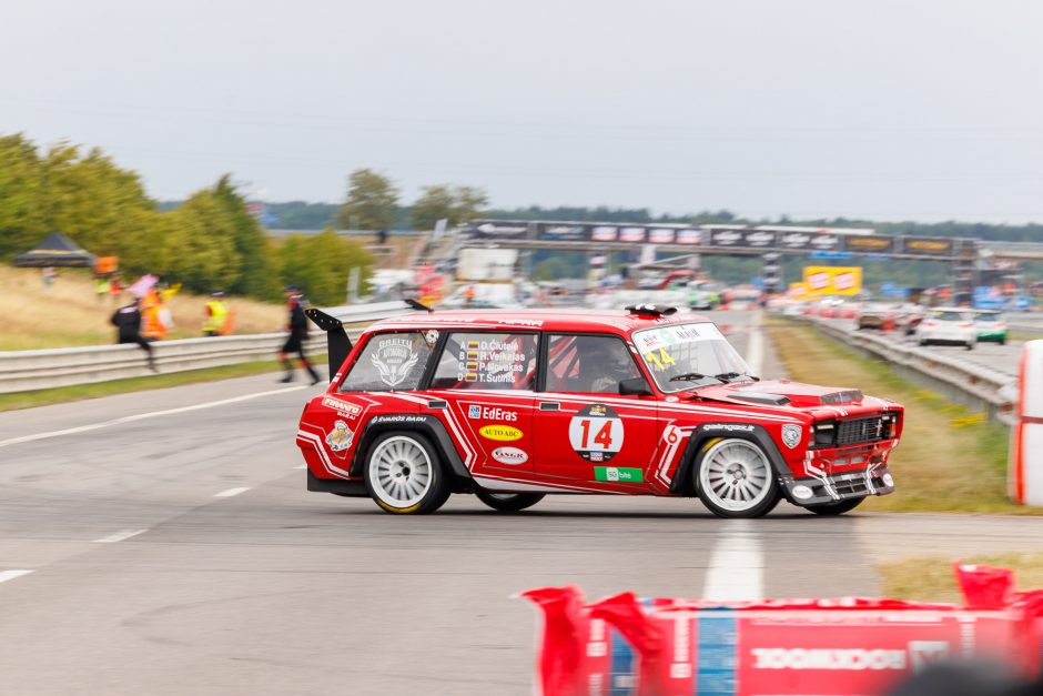 „Aurum 1006 km lenktynėse“ „Porsche“ vertėsi ant stogo, nuvertė TV bokštelį, kliudė žiūrovą