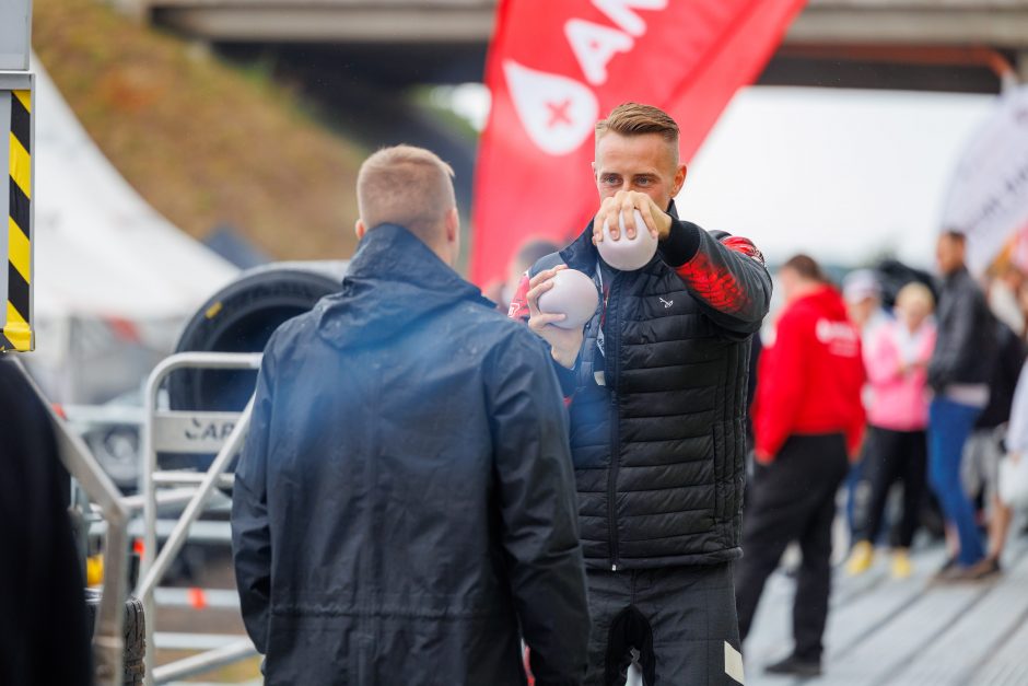 „Aurum 1006 km lenktynėse“ „Porsche“ vertėsi ant stogo, nuvertė TV bokštelį, kliudė žiūrovą