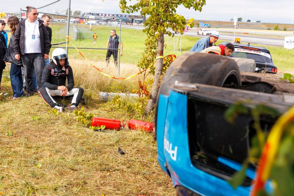 „Aurum 1006 km lenktynėse“ „Porsche“ vertėsi ant stogo, nuvertė TV bokštelį, kliudė žiūrovą