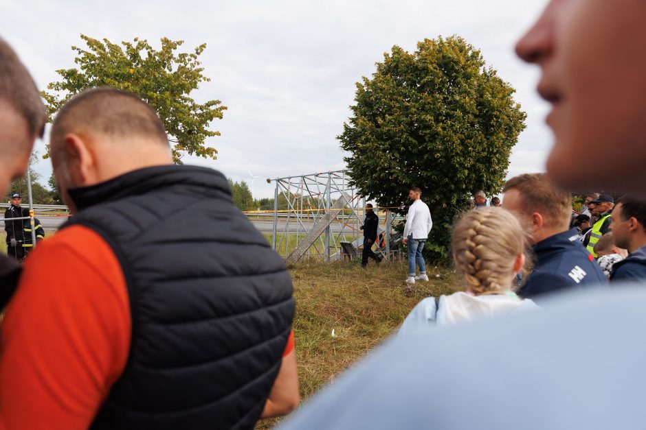 „Aurum 1006 km lenktynėse“ „Porsche“ vertėsi ant stogo, nuvertė TV bokštelį, kliudė žiūrovą