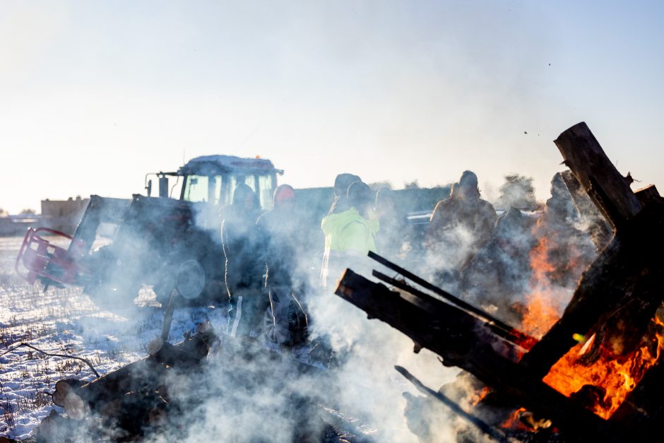Žemdirbiams neleido deginti laužo prie Vyriausybės: žada atvažiuoti su traktoriais