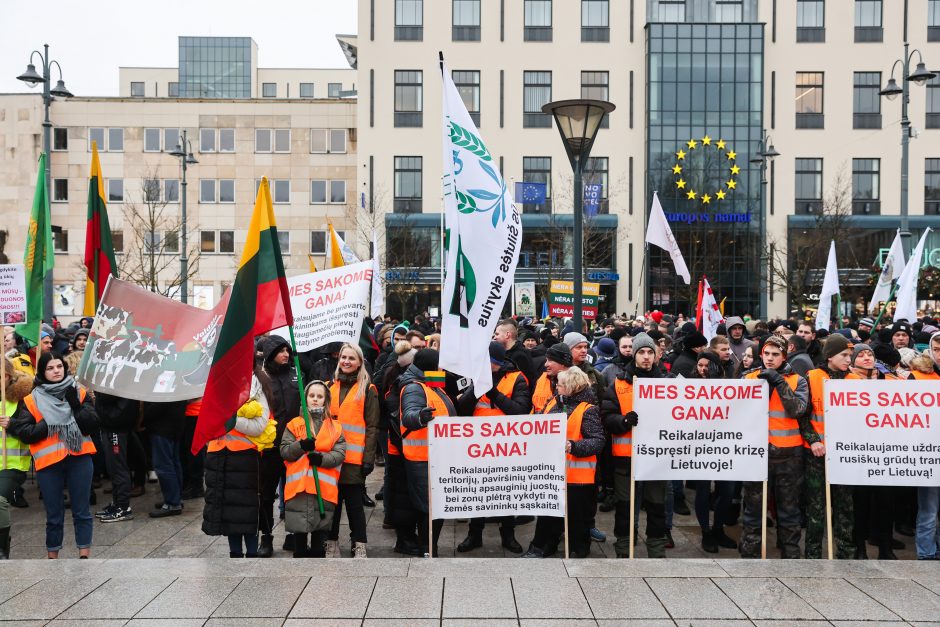 Žemdirbių protestas: skambūs šūkiai, „nubaubtas“ ministras, gaudžiantys traktorių signalai 