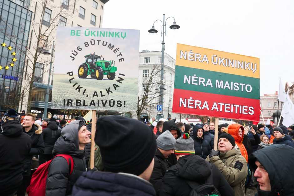 Žemdirbių protestas: skambūs šūkiai, „nubaubtas“ ministras, gaudžiantys traktorių signalai 