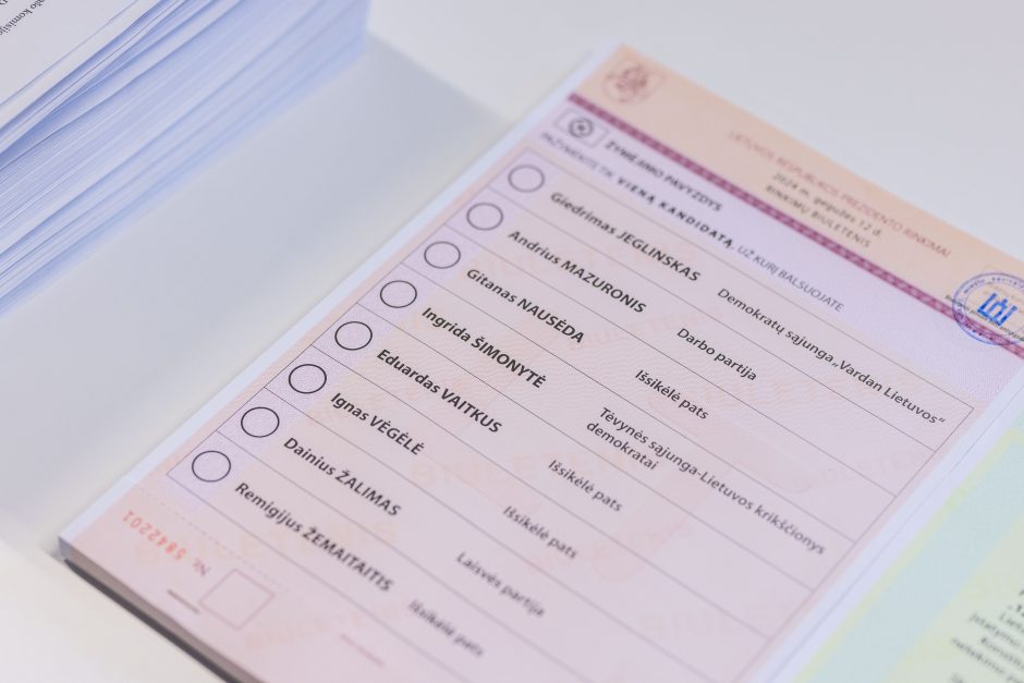 Prasidėjo balsavimas iš anksto renkant prezidentą, pilietybės referendume