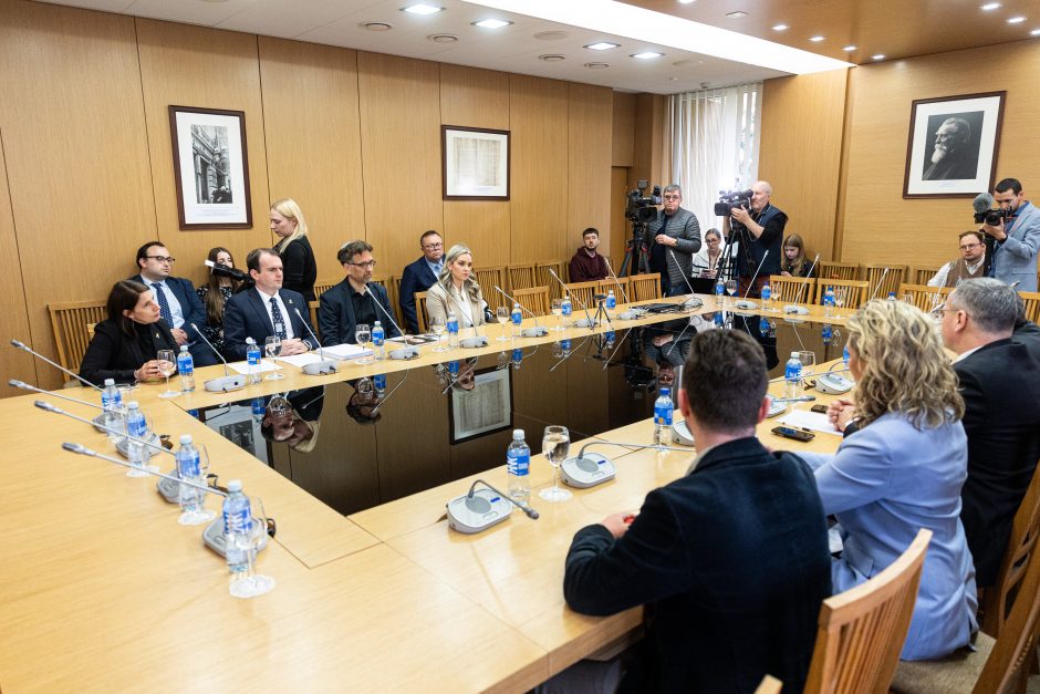 Seimo URK nariai susitiko su „Hamas“ įkaitais laikomų asmenų artimaisiais