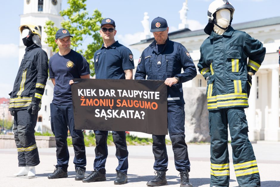 Ugniagesiai piketuoja dėl prastų sąlygų: A. Bilotaitė teigia, kad jos gerėja