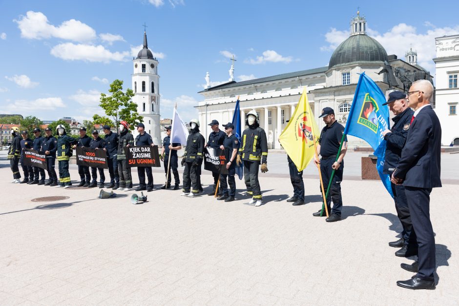 Ugniagesiai piketuoja dėl prastų sąlygų: A. Bilotaitė teigia, kad jos gerėja