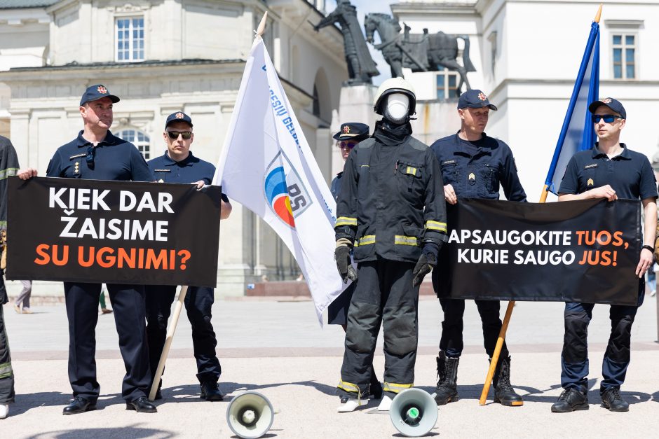 Ugniagesiai piketuoja dėl prastų sąlygų: A. Bilotaitė teigia, kad jos gerėja