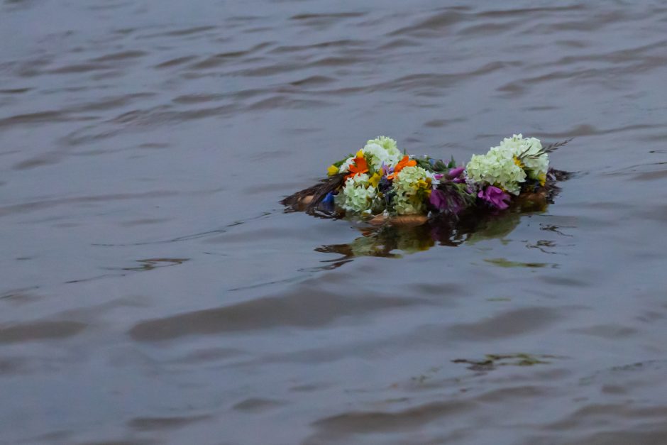 Anglijoje gyvenantys lietuviai šventė Jonines: perduoda tradicijas vaikams