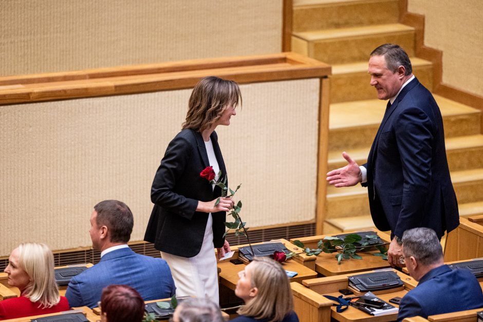 Naujos kadencijos parlamentarams įteikti Seimo nario pažymėjimai