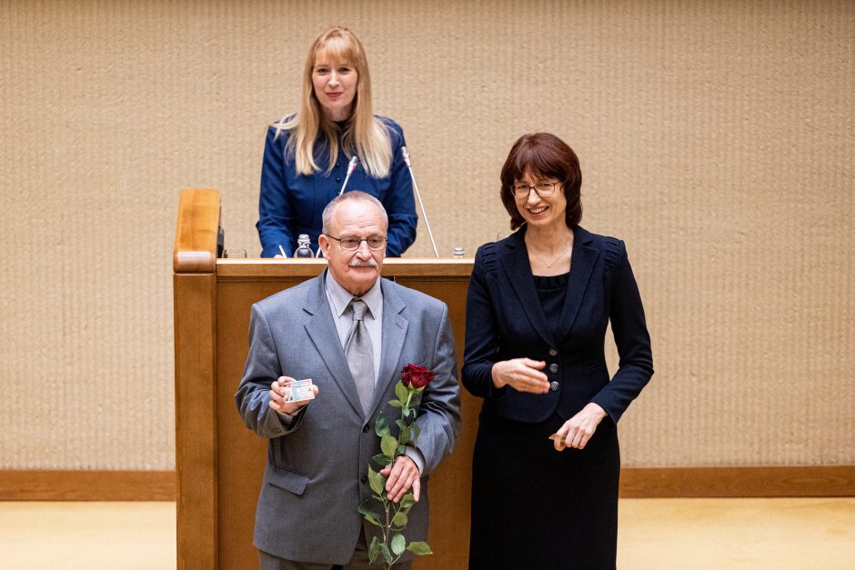 Naujos kadencijos parlamentarams įteikti Seimo nario pažymėjimai