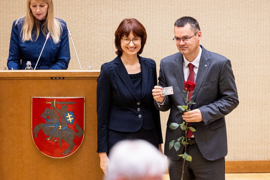 Naujos kadencijos parlamentarams įteikti Seimo nario pažymėjimai