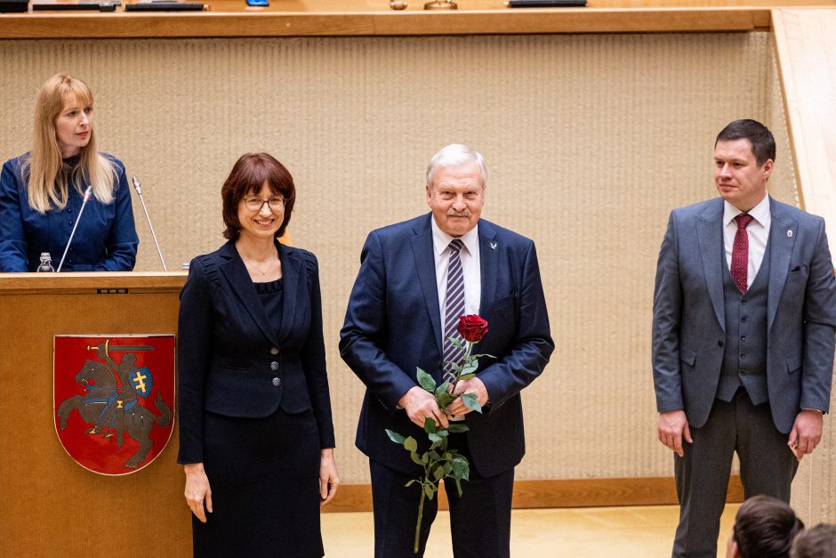 Naujos kadencijos parlamentarams įteikti Seimo nario pažymėjimai