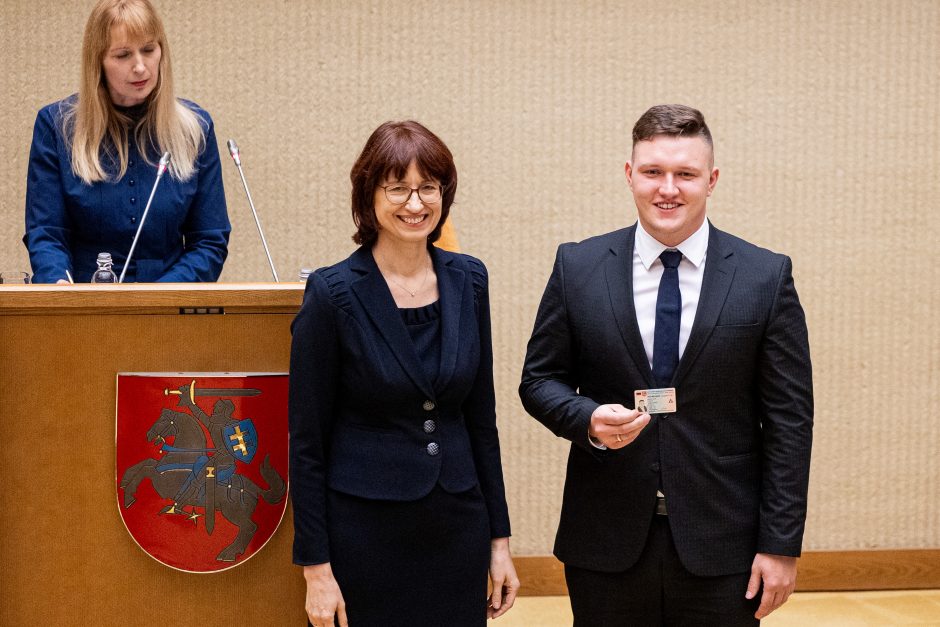 Naujos kadencijos parlamentarams įteikti Seimo nario pažymėjimai