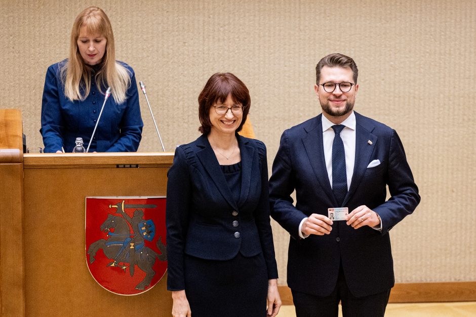 Naujos kadencijos parlamentarams įteikti Seimo nario pažymėjimai