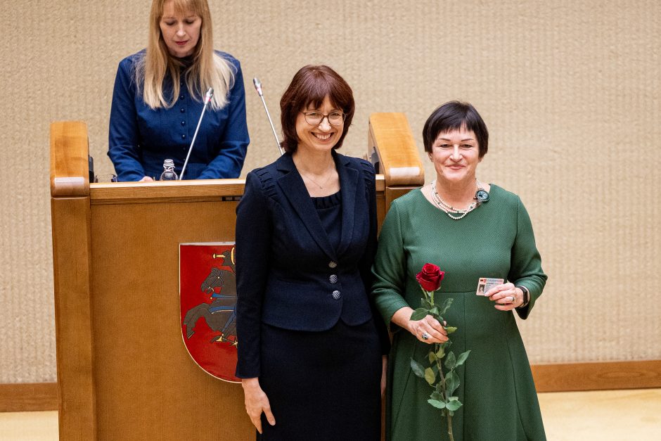 Naujos kadencijos parlamentarams įteikti Seimo nario pažymėjimai