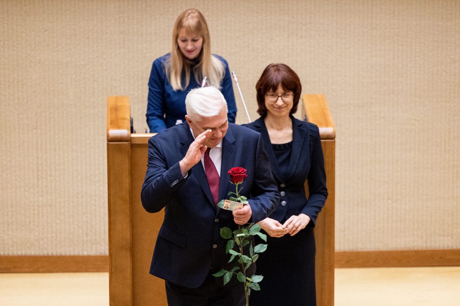 Naujos kadencijos parlamentarams įteikti Seimo nario pažymėjimai