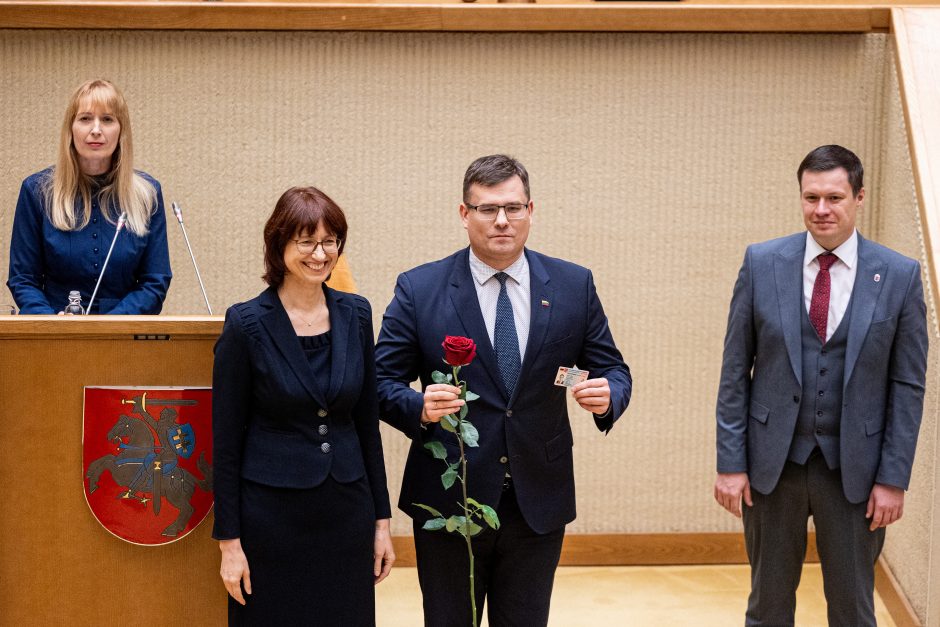 Naujos kadencijos parlamentarams įteikti Seimo nario pažymėjimai