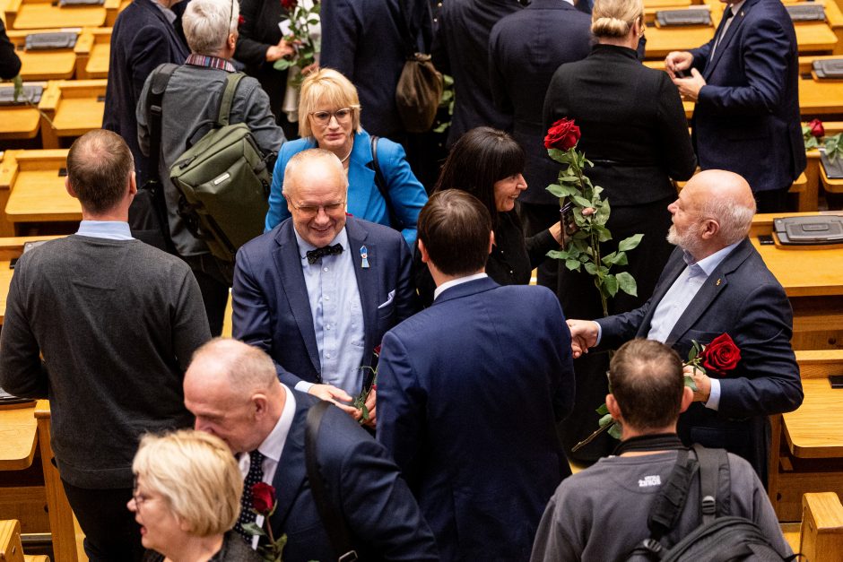 Naujos kadencijos parlamentarams įteikti Seimo nario pažymėjimai