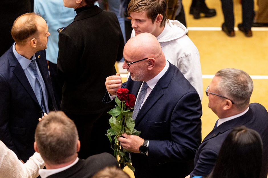 Naujos kadencijos parlamentarams įteikti Seimo nario pažymėjimai