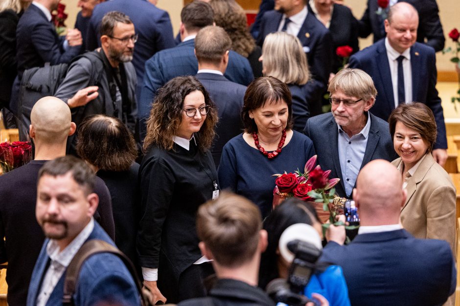 Naujos kadencijos parlamentarams įteikti Seimo nario pažymėjimai