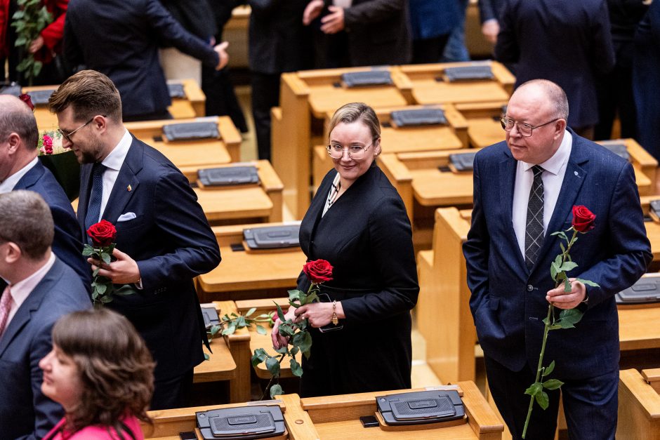 Naujos kadencijos parlamentarams įteikti Seimo nario pažymėjimai