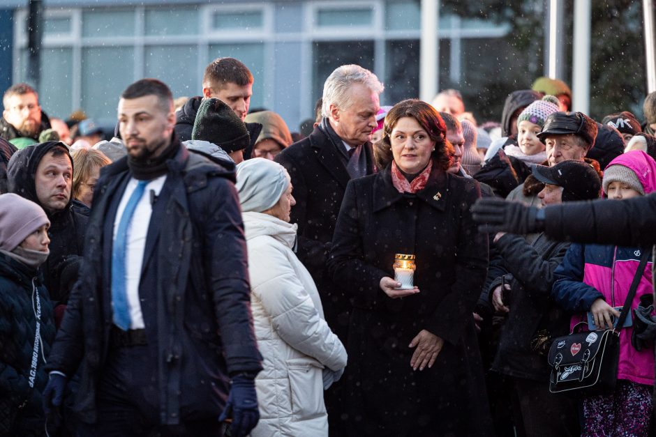 Prie Vilniaus televizijos bokšto uždegtas laužas: per šimtą žmonių pagerbė Sausio 13-osios aukas