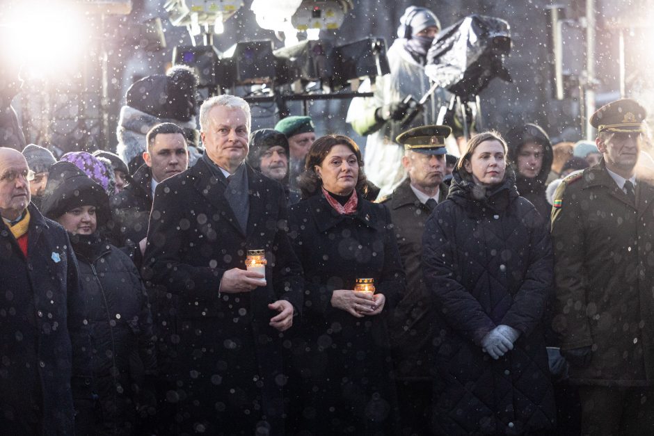 Prie Vilniaus televizijos bokšto uždegtas laužas: per šimtą žmonių pagerbė Sausio 13-osios aukas