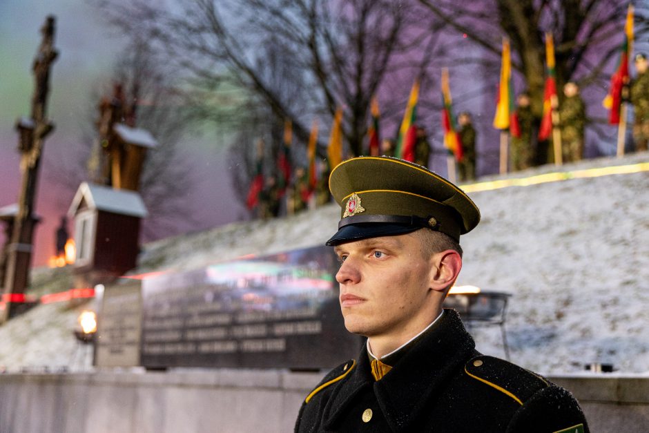 Prie Vilniaus televizijos bokšto uždegtas laužas: per šimtą žmonių pagerbė Sausio 13-osios aukas