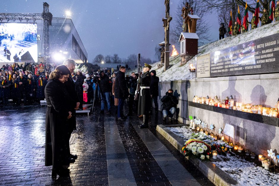 Prie Vilniaus televizijos bokšto uždegtas laužas: per šimtą žmonių pagerbė Sausio 13-osios aukas