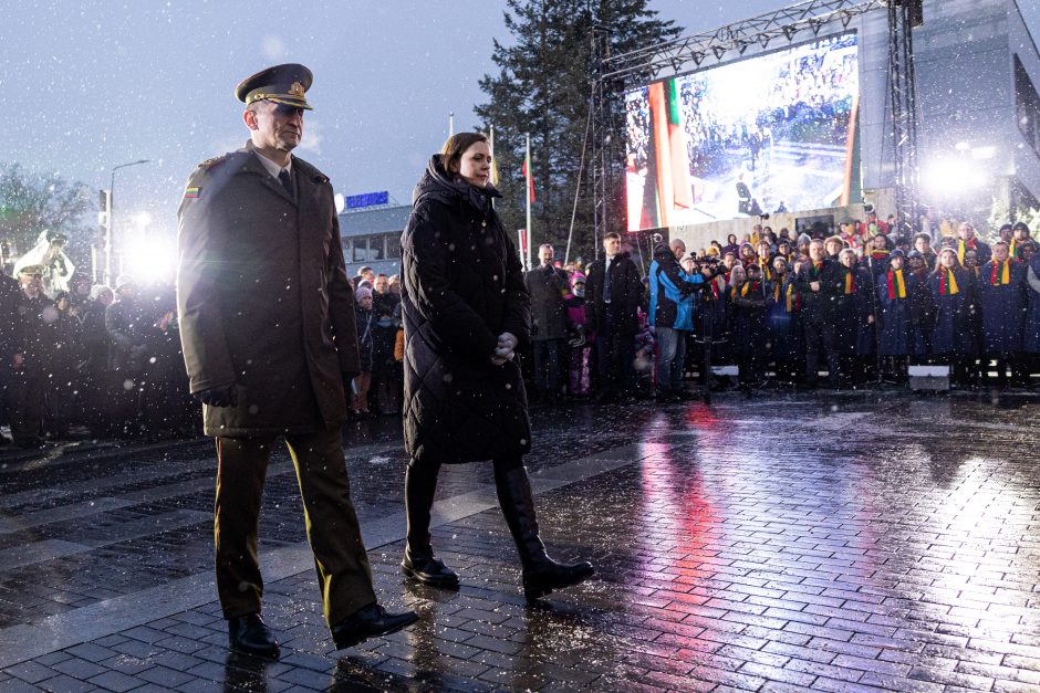 Prie Vilniaus televizijos bokšto uždegtas laužas: per šimtą žmonių pagerbė Sausio 13-osios aukas