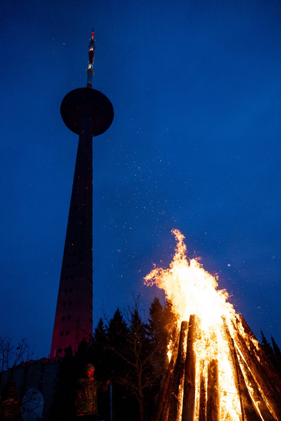 Prie Vilniaus televizijos bokšto uždegtas laužas: per šimtą žmonių pagerbė Sausio 13-osios aukas