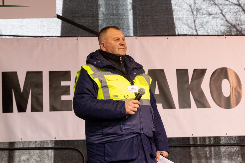 Žemdirbių protestas: skambūs šūkiai, „nubaubtas“ ministras, gaudžiantys traktorių signalai 