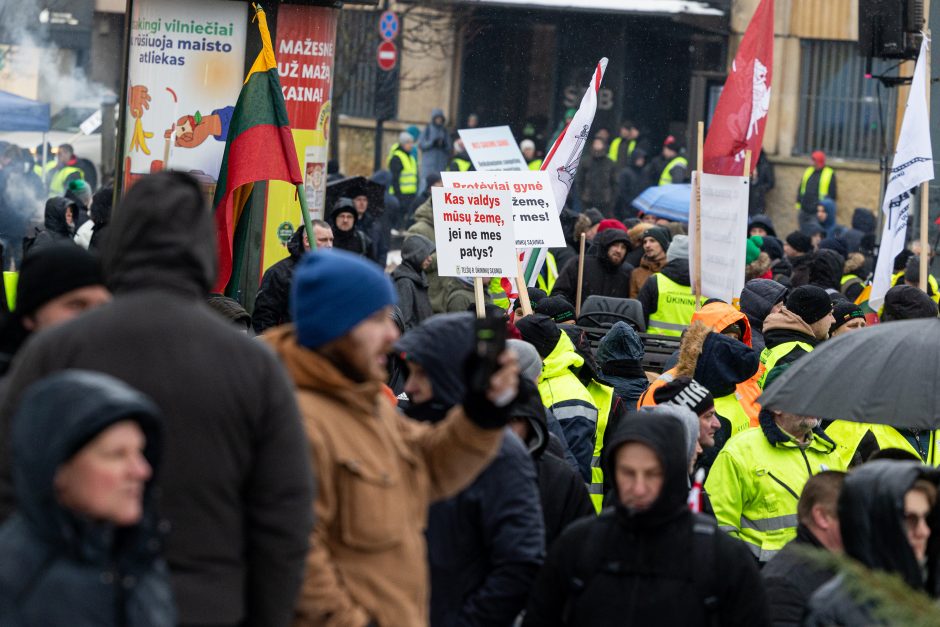 Žemdirbių protestas: skambūs šūkiai, „nubaubtas“ ministras, gaudžiantys traktorių signalai 