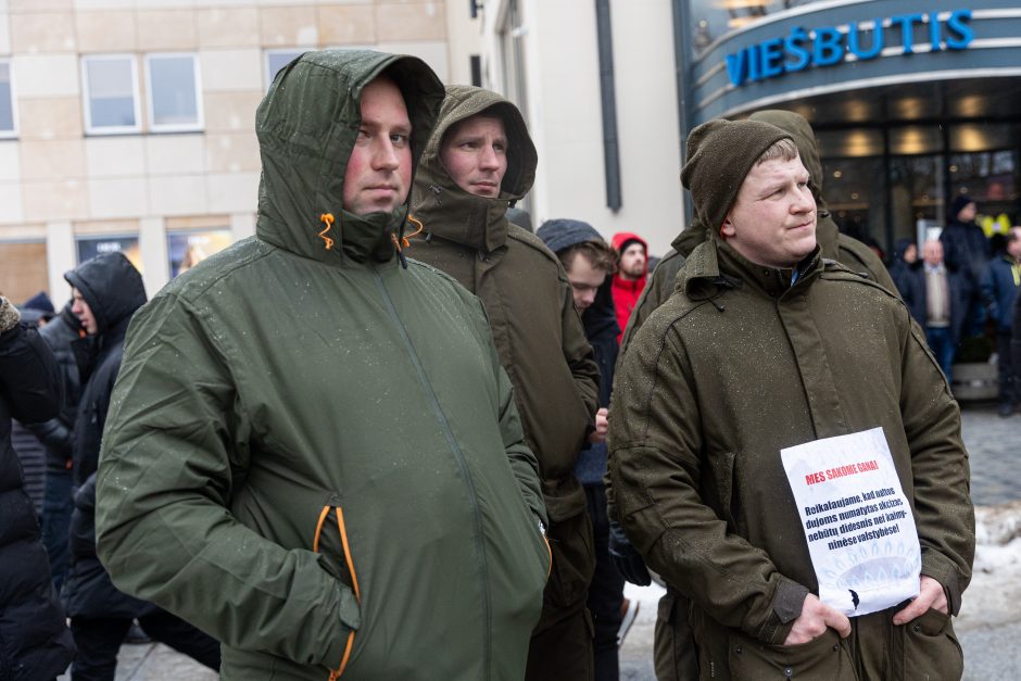 Žemdirbių protestas: skambūs šūkiai, „nubaubtas“ ministras, gaudžiantys traktorių signalai 