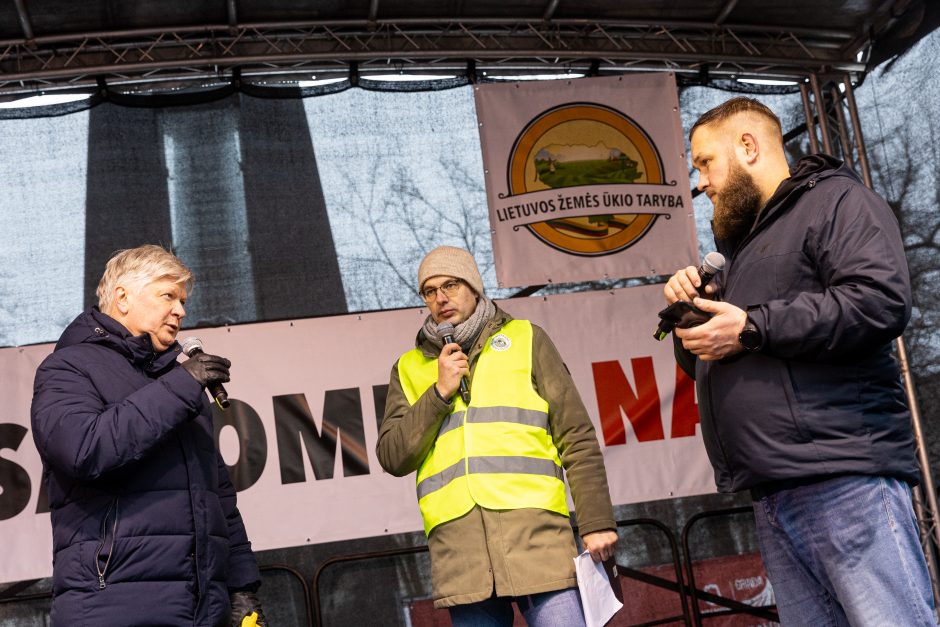 Žemdirbių protestas: skambūs šūkiai, „nubaubtas“ ministras, gaudžiantys traktorių signalai 