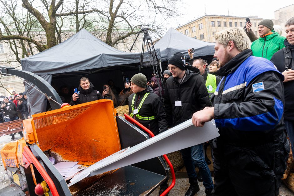 Žemdirbių protestas: skambūs šūkiai, „nubaubtas“ ministras, gaudžiantys traktorių signalai 