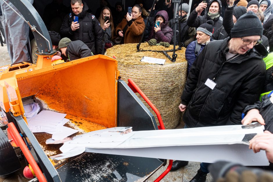 Žemdirbių protestas: skambūs šūkiai, „nubaubtas“ ministras, gaudžiantys traktorių signalai 