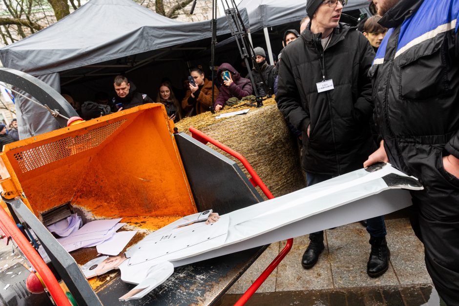 Žemdirbių protestas: skambūs šūkiai, „nubaubtas“ ministras, gaudžiantys traktorių signalai 