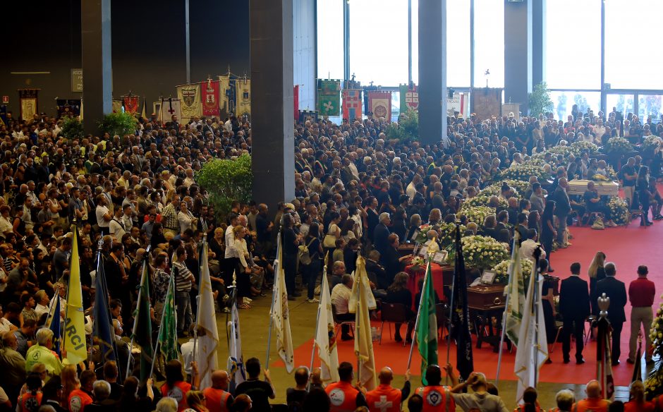 Italijoje – viaduko katastrofos aukų laidotuvės, rasta daugiau žuvusiųjų