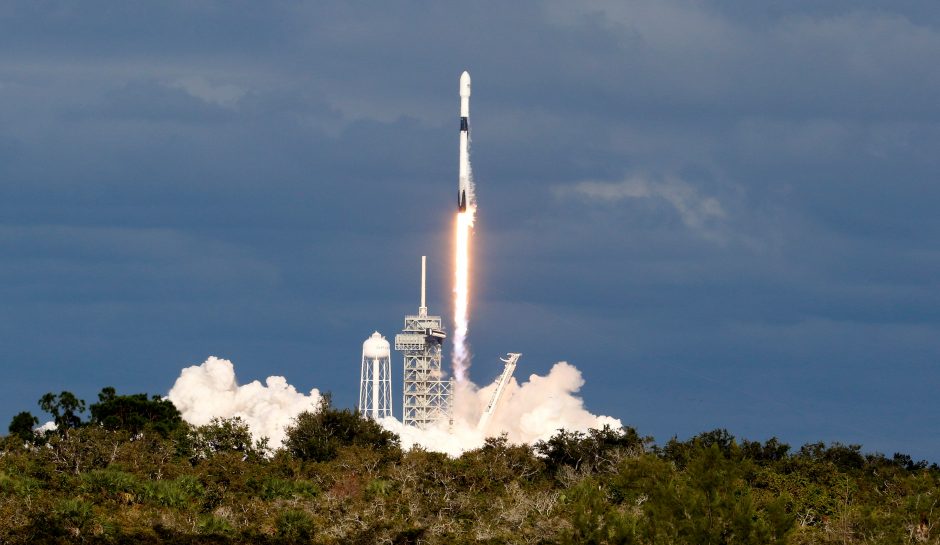 „SpaceX“ vienu kartu į orbitą iškėlė rekordiškai daug palydovų