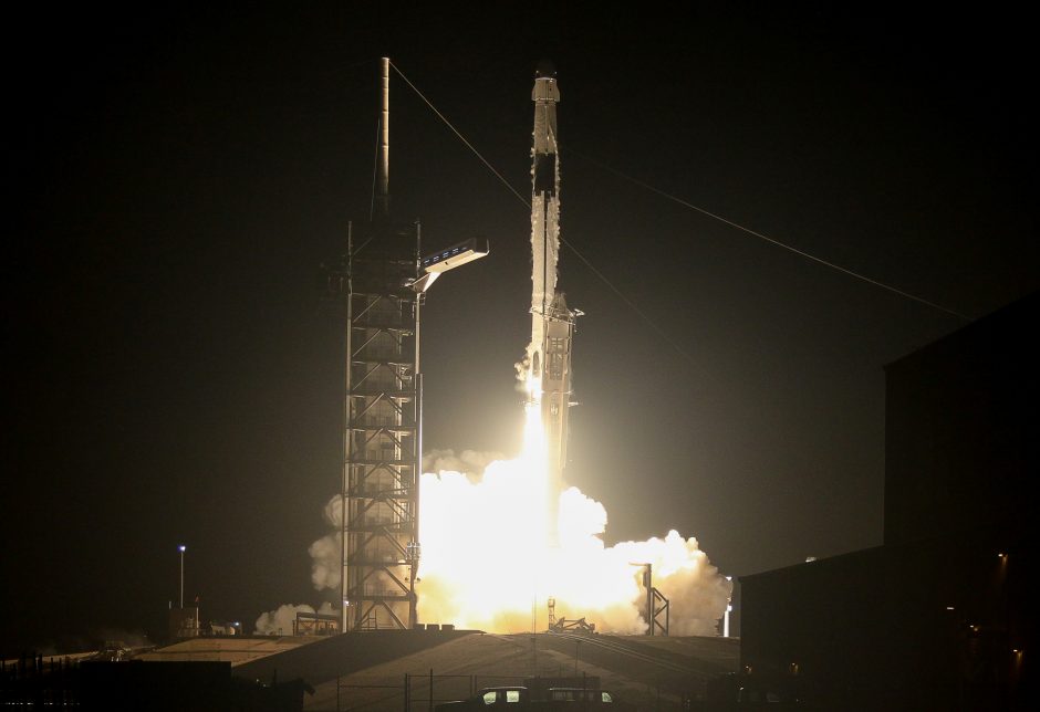 „SpaceX“ sėkmingai priartėjo prie žmonių skraidinimo į kosmosą