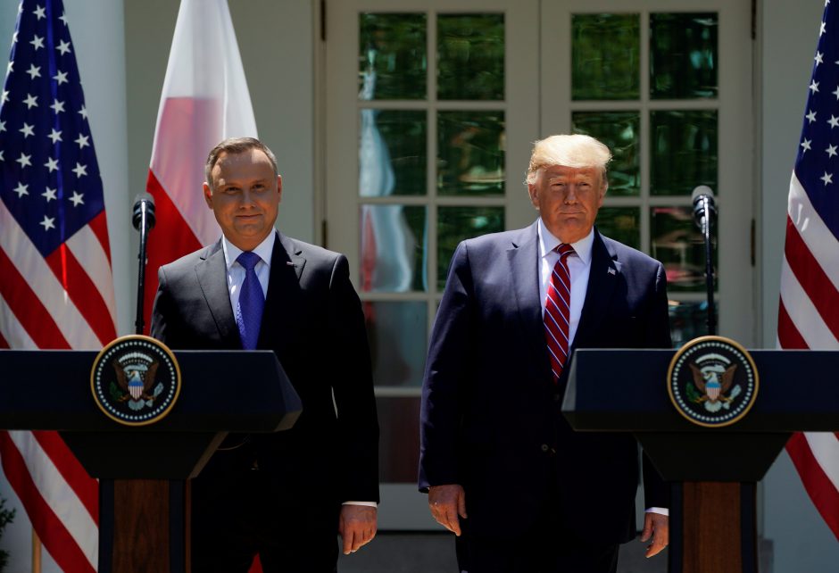 Lenkija pasmerkė žinias apie neva atšauktus JAV planus įkurti šalyje „Trumpo fortą“