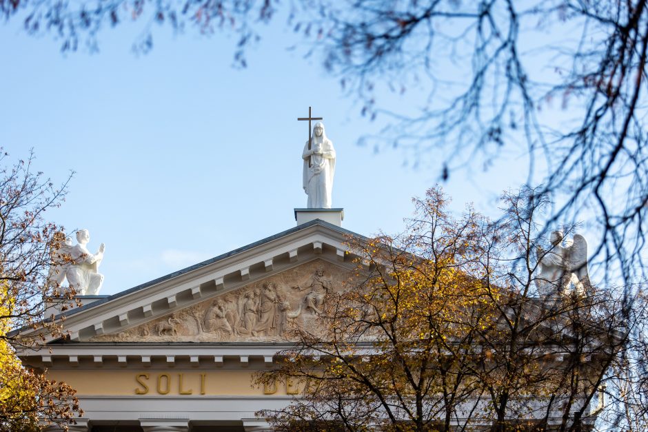 Ant Vilniaus reformatų bažnyčios stogo iškeltos trys sovietmečiu demontuotos skulptūros