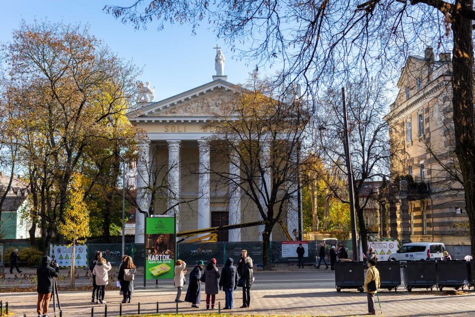 Ant Vilniaus reformatų bažnyčios stogo iškeltos trys sovietmečiu demontuotos skulptūros