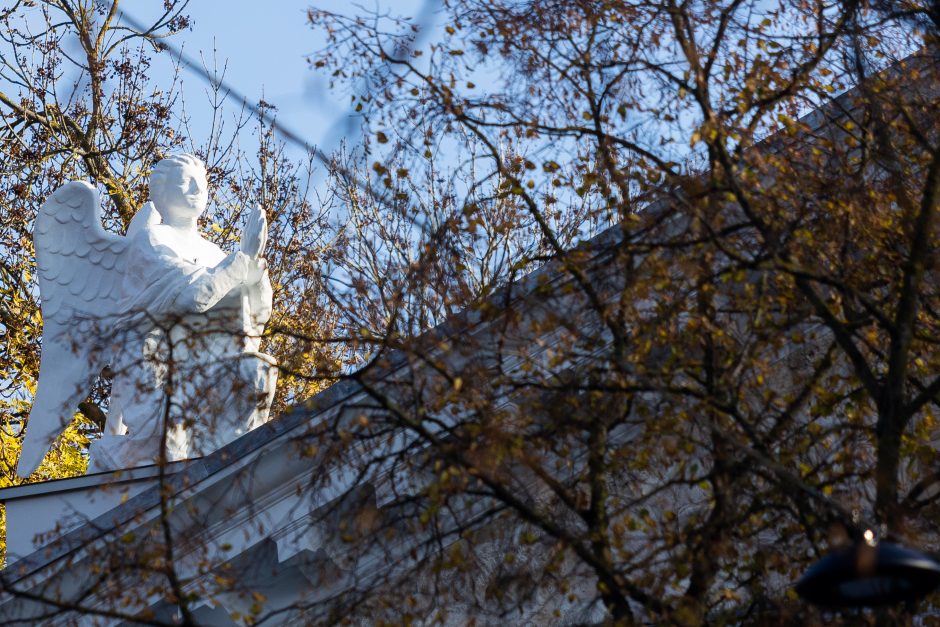 Ant Vilniaus reformatų bažnyčios stogo iškeltos trys sovietmečiu demontuotos skulptūros