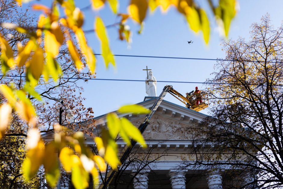 Ant Vilniaus reformatų bažnyčios stogo iškeltos trys sovietmečiu demontuotos skulptūros