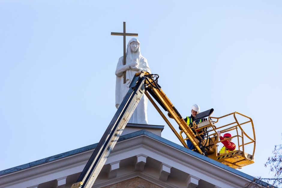 Ant Vilniaus reformatų bažnyčios stogo iškeltos trys sovietmečiu demontuotos skulptūros